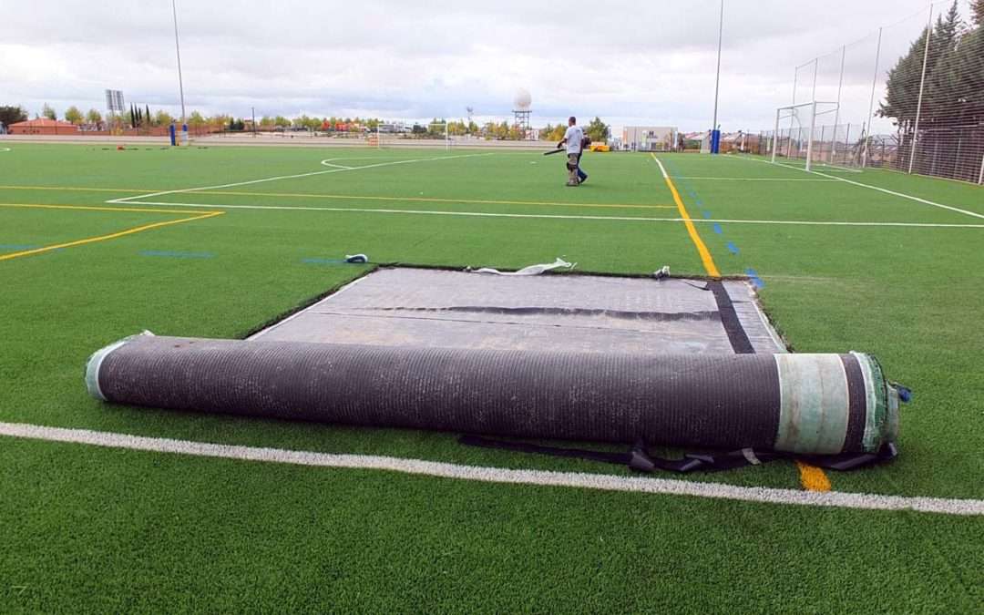 Reparación del césped artificial del campo 2