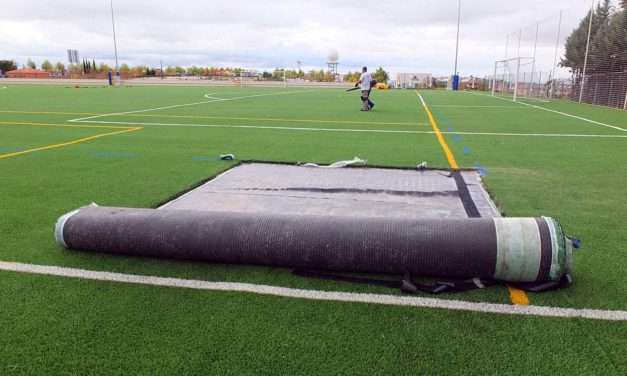 Reparación del césped artificial del campo 2